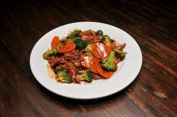 Köstlicher Salat Mit Fleisch Und Gemüse Auf Einem Holztisch — Stockfoto