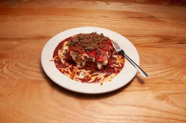 Spaghetti Met Tomatensaus Vork Houten Tafel — Stockfoto