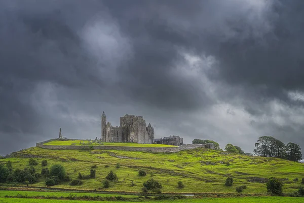 Yüzyılın Görkemli Kalesi Cashel Kayası Kralların Cashel Dramatik Fırtına Bulutlarıyla — Stok fotoğraf