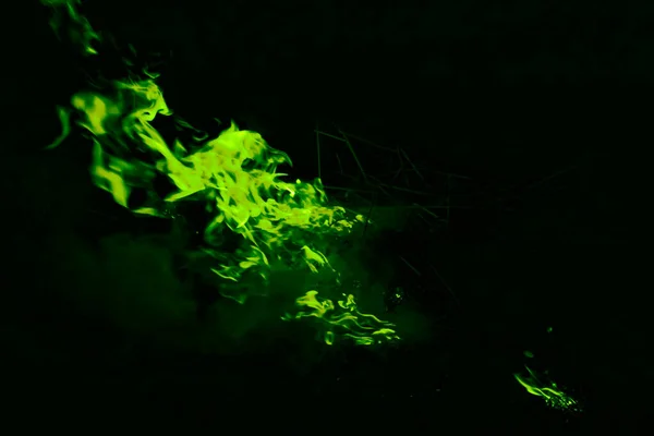 绿色火焰 夜间烧稻草 — 图库照片