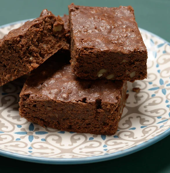 Assado Pedaços Quadrados Bolo Chocolate Noz Brownie Mentira Uma Placa — Fotografia de Stock