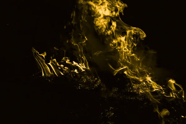 Жёлтое Пламя Огонь Сжигание Соломы Ночью — стоковое фото