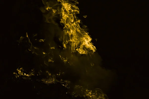 Llama Amarilla Fuego Quemadura Paja Arroz Por Noche —  Fotos de Stock