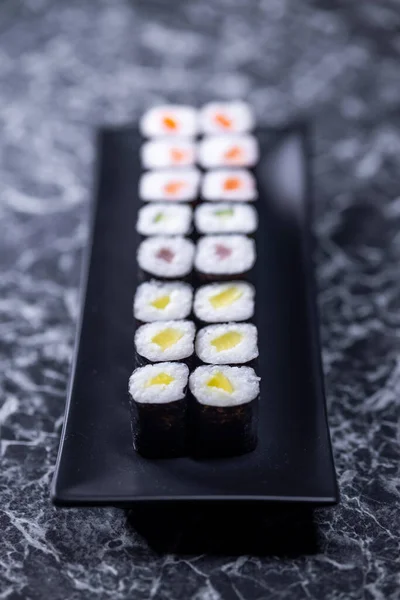 Set Van Sushi Broodjes Met Zeevruchten Een Zwarte Stenen Achtergrond — Stockfoto