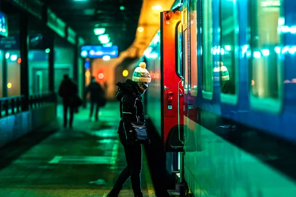 Mulher Embarcando Trem Noturno Estação — Fotografia de Stock