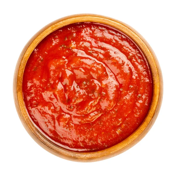 木製のボウルにArrabbiataソース パスタのためのスパイシーなイタリアのトマトソース トマトから作られた ニンニクと赤唐辛子を乾燥 オリーブオイルで調理 ビーガンスゴ 白の上のクローズアップ マクロな食べ物の写真 — ストック写真