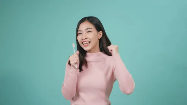 Азійська Молода Жінка Посміхається Чистячи Зуби Танцює Співає Танцює Веселиться — стокове фото