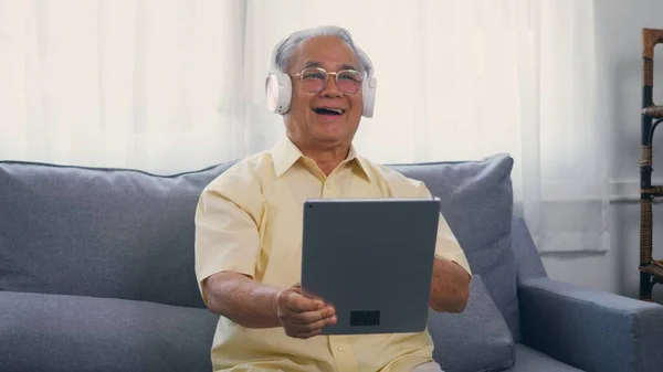Viejo Abuelo Sonrisa Con Anteojos Relajante Desgaste Auriculares Está Escuchando — Foto de Stock