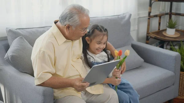 Aziatische Senior Oude Man Zoek Naar Tablet Computer Kleindochter Komen — Stockfoto