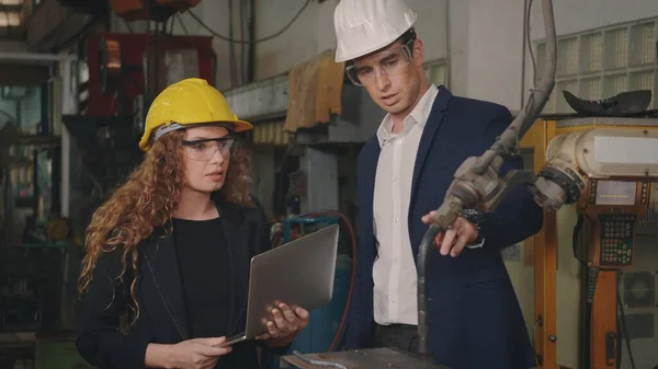 Ingeniero Mantenimiento Caucásico Hombre Diversas Trabajadoras Fábrica Sombreros Duros Hablando — Foto de Stock