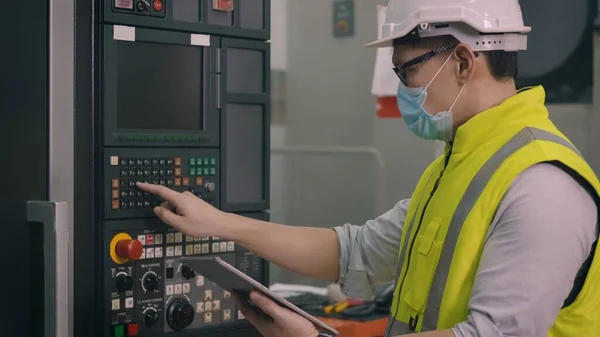 Asiatische Fabrikarbeiter Die Automatisierte Programmierung Cnc Frässteuerung Maschine Industrie Zentrum — Stockfoto