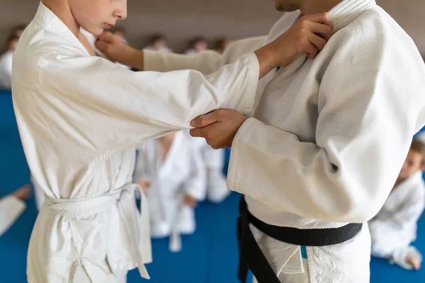 Kinder Einer Sporthalle Karate Drill Training Praxis Beschäftigt — Stockfoto