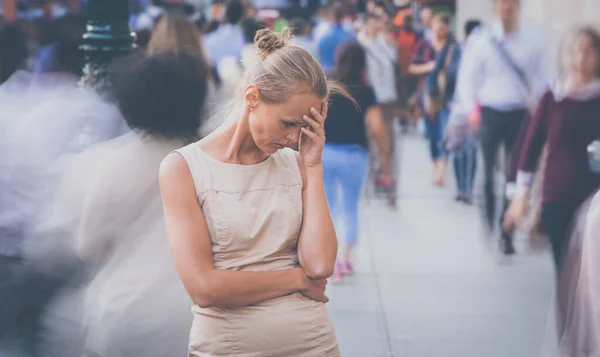 街を歩く人々の群衆 認識できない顔を持つ動きぼやけた画像 若い女性はまだ立って 落ち込んで感じて — ストック写真