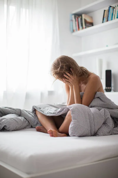 Mujer Bonita Joven Que Está Mal Lugar Luchando Por Levantarse — Foto de Stock