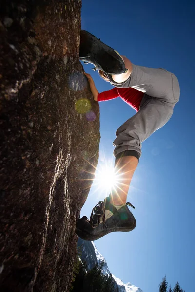 Joven Escaladora Escalando Una Roca Aire Libre Los Alpes Suizos — Foto de Stock