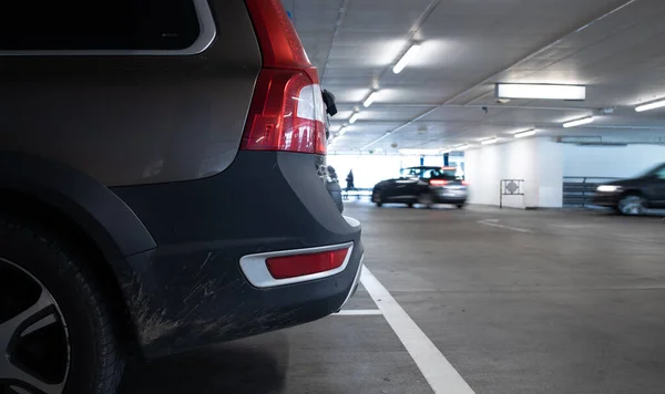 Estacionamento Subterrâneo Carros Estacionados Numa Garagem Sem Pessoas Muitos Carros — Fotografia de Stock