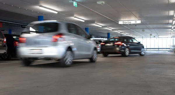 Estacionamento Subterrâneo Carros Estacionados Numa Garagem Sem Pessoas Muitos Carros — Fotografia de Stock