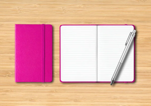 Pinkfarbene Geschlossene Und Offen Ausgekleidete Notizbücher Mit Stift Mockup Isoliert — Stockfoto