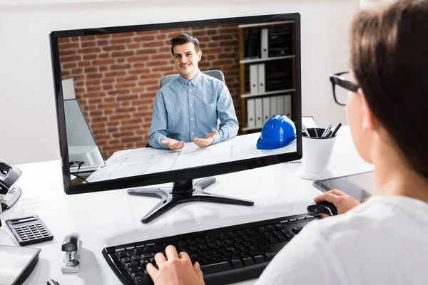 Primo Piano Una Donna Affari Che Utilizza Computer Con Schermo — Foto Stock