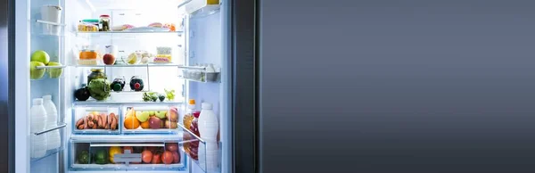 Nyitott Hűtőszekrény Vagy Hűtőajtó Étellel — Stock Fotó