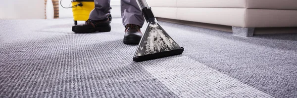 Bagian Rendah Dari Orang Membersihkan Karpet Dengan Vacuum Pembersih Ruang — Stok Foto