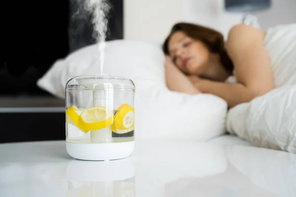 Dispositivo Humidificador Aire Casero Dormitorio Cerca Mujer Que Duerme —  Fotos de Stock