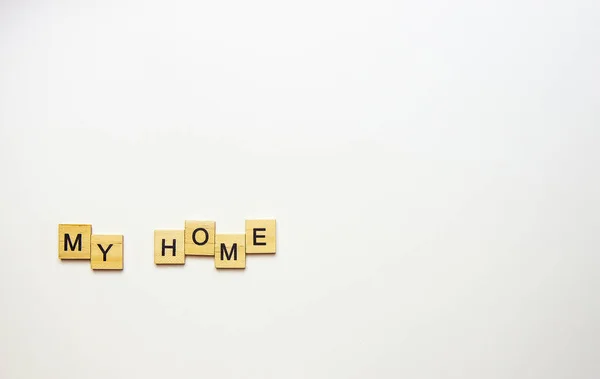 Tekst Mijn Gehuisvest Met Houten Blokjes Verschillende Posities Een Witte — Stockfoto