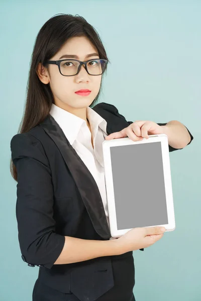 Jóvenes Mujeres Asiáticas Traje Sosteniendo Tableta Digital Pie Sobre Fondo —  Fotos de Stock