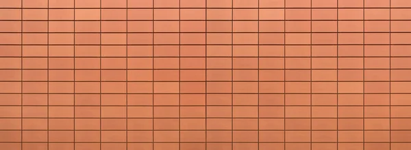 Ορθογώνια Πορτοκαλί Πάνελ Πλακιδίων Έναν Τοίχο Πανοραμική Πρόσοψη Χωρίς Βίδες — Φωτογραφία Αρχείου