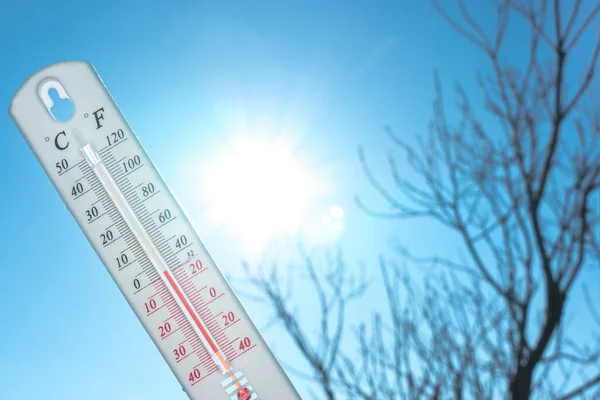 Термометр Лежит Снегу Показывает Отрицательную Температуру Холодную Погоду Голубом Небе — стоковое фото