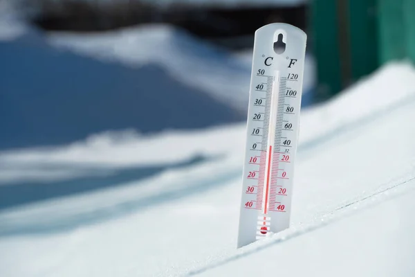 Vintern Eller Våren Ligger Termometern Snön Och Visar Negativ Temperatur — Stockfoto