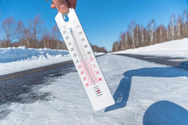Termometern Visar Negativ Temperatur Kallt Väder Mot Bakgrund Isig Väg — Stockfoto