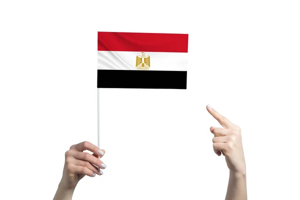 一只美丽的雌手举着一面埃及国旗 另一只手拿着她的手指 与白色背景隔离在一起 — 图库照片