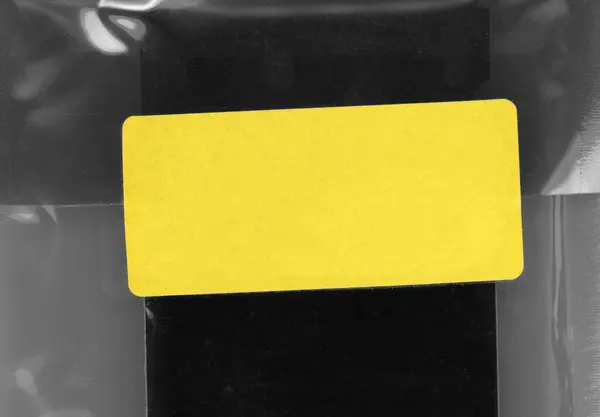 装有黄色纸标签的包装袋 用于提供产品信息 — 图库照片