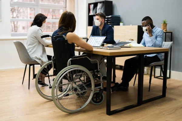 Diversas Personas Con Discapacidad Negocios Trabajador Silla Ruedas Con Máscara —  Fotos de Stock