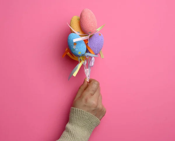 Mano Femenina Sosteniendo Huevos Decorativos Multicolores Pascua Sobre Fondo Rosa — Foto de Stock