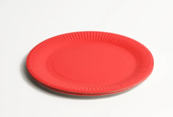 在白色背景上的空红纸即弃盘 顶部视图 拒绝塑料 环境保护的概念 — 图库照片