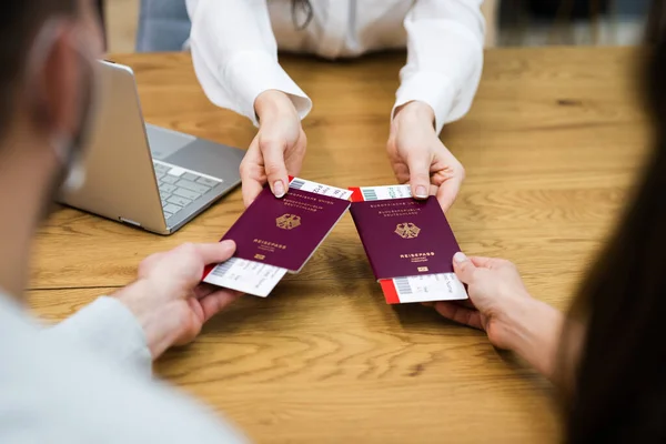 Paar Bucht Kreuzfahrt Ticket Reisebüro — Stockfoto