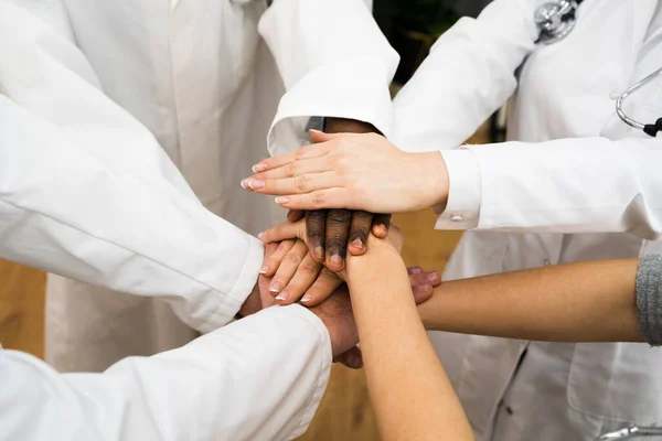 Diverse Medische Gezondheidszorg Personeel Team Handen Stapelen — Stockfoto