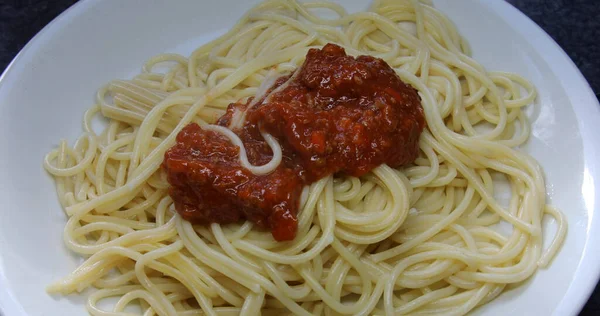 Spaghetti Sosem Pomidorowym Bazylią — Zdjęcie stockowe