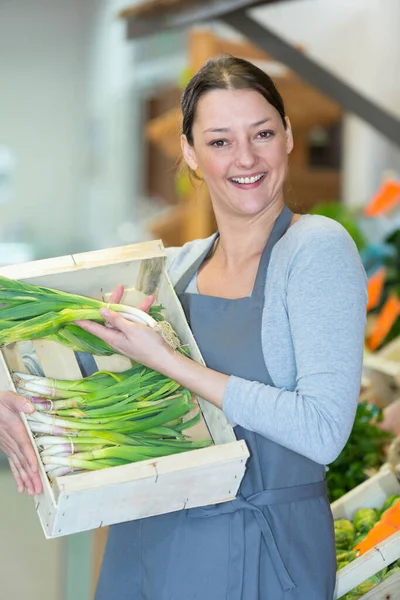Frau Mit Gemüse Auf Dem Markt — Stockfoto