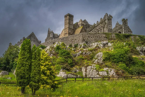 爱尔兰蒂珀拉里郡卡谢尔山脚下的树木和草地 国王的城堡 圣帕克斯岩石 有着巨大的风暴云 — 图库照片
