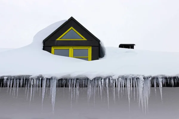 Большие Опасные Сосульки Лавина Крыше Дома Желтыми Окнами Зимой — стоковое фото
