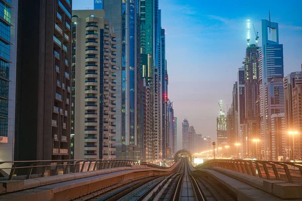 迪拜日出景观 来自阿拉伯联合酋长国迪拜地铁 射击地点 — 图库照片