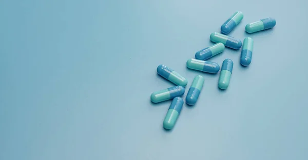 Kék Kapszula Tabletták Kék Háttérrel Online Gyógyszertári Banner Kapszula Tabletták — Stock Fotó