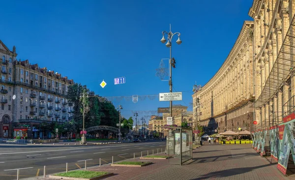 ウクライナのキエフ07 2020 ウクライナのキエフにあるMaidan Nazalezhnosti近くのKhreschatyk通りの歴史的な建物は 晴れた夏の朝に — ストック写真