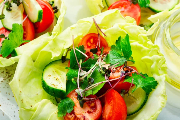 Salada Primavera Vegetal Com Repolho Pepino Tomate Ervas — Fotografia de Stock