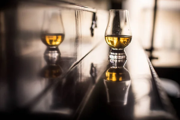 Kolorowe Zbliżenie Kieliszka Glencairn Whisky Drewnianym Stole Płytką Głębią Ostrości — Zdjęcie stockowe