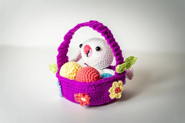 Amigurumi Bunny Koszyku Jajkami — Zdjęcie stockowe