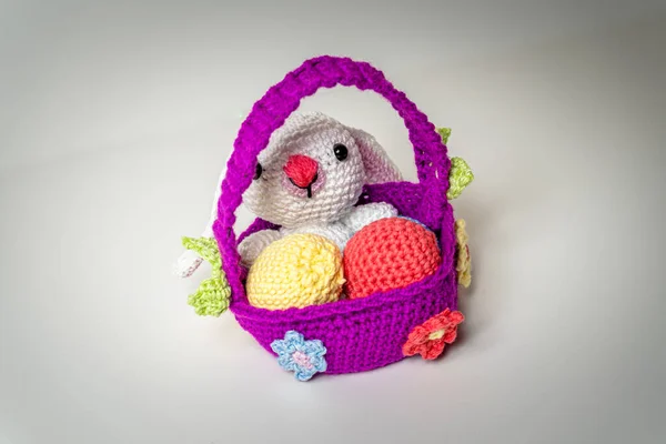 Amigurumi Bunny Корзине Мясом — стоковое фото